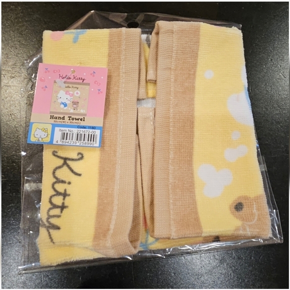2 pcs of Sanrio Hello Kitty Hand Towel (different sizes & styles) - Picture 4 of 5